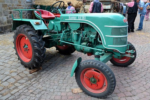 tractors-3665266__340.jpg